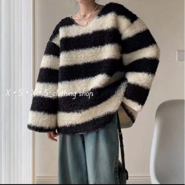  毛絨羊羔毛黑白拼色條紋寬鬆慵懶上衣/條紋羊羔毛衛衣