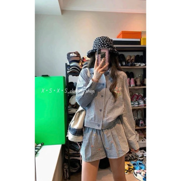 美式復古小花刺繡藍白格紋長袖翻領襯衫外套 / 短褲兩件式套裝