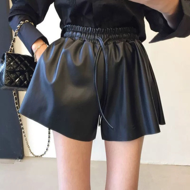 秋冬怎麼能沒有的百搭單品 高腰抽繩繫帶PU皮闊型休閒短褲