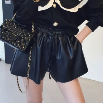 秋冬怎麼能沒有的百搭單品 高腰抽繩繫帶PU皮闊型休閒短褲