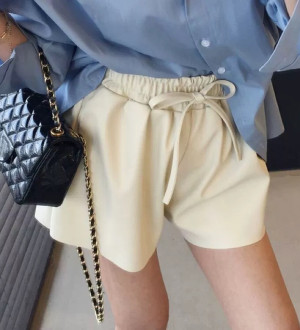 秋冬怎麼能沒有的百搭單品 高腰抽繩繫帶PU皮闊型休閒短褲