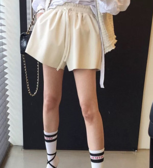 秋冬怎麼能沒有的百搭單品 高腰抽繩繫帶PU皮闊型休閒短褲