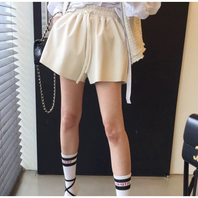 秋冬怎麼能沒有的百搭單品 高腰抽繩繫帶PU皮闊型休閒短褲